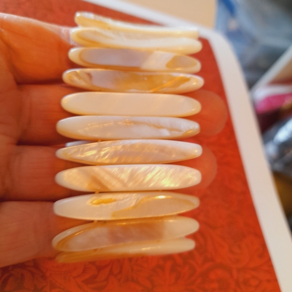 White Mother Of Pearl  Color Shell  Strestchy Bracelet - Picture 4 of 11